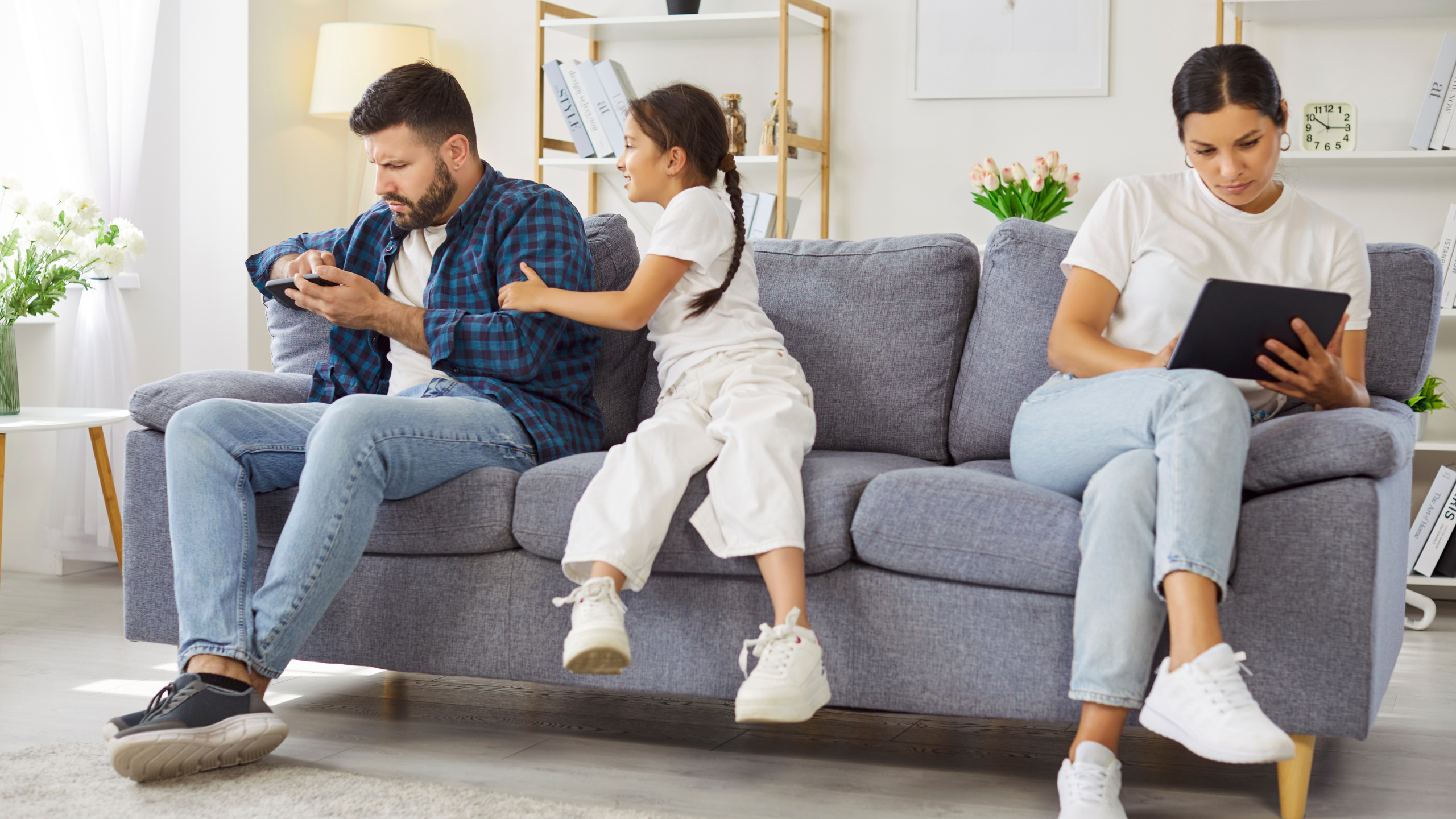 Wypalenie rodzicielskie – zmęczony rodzic siedzący z dzieckiem na kanapie, brak energii i przeciążenie emocjonalne